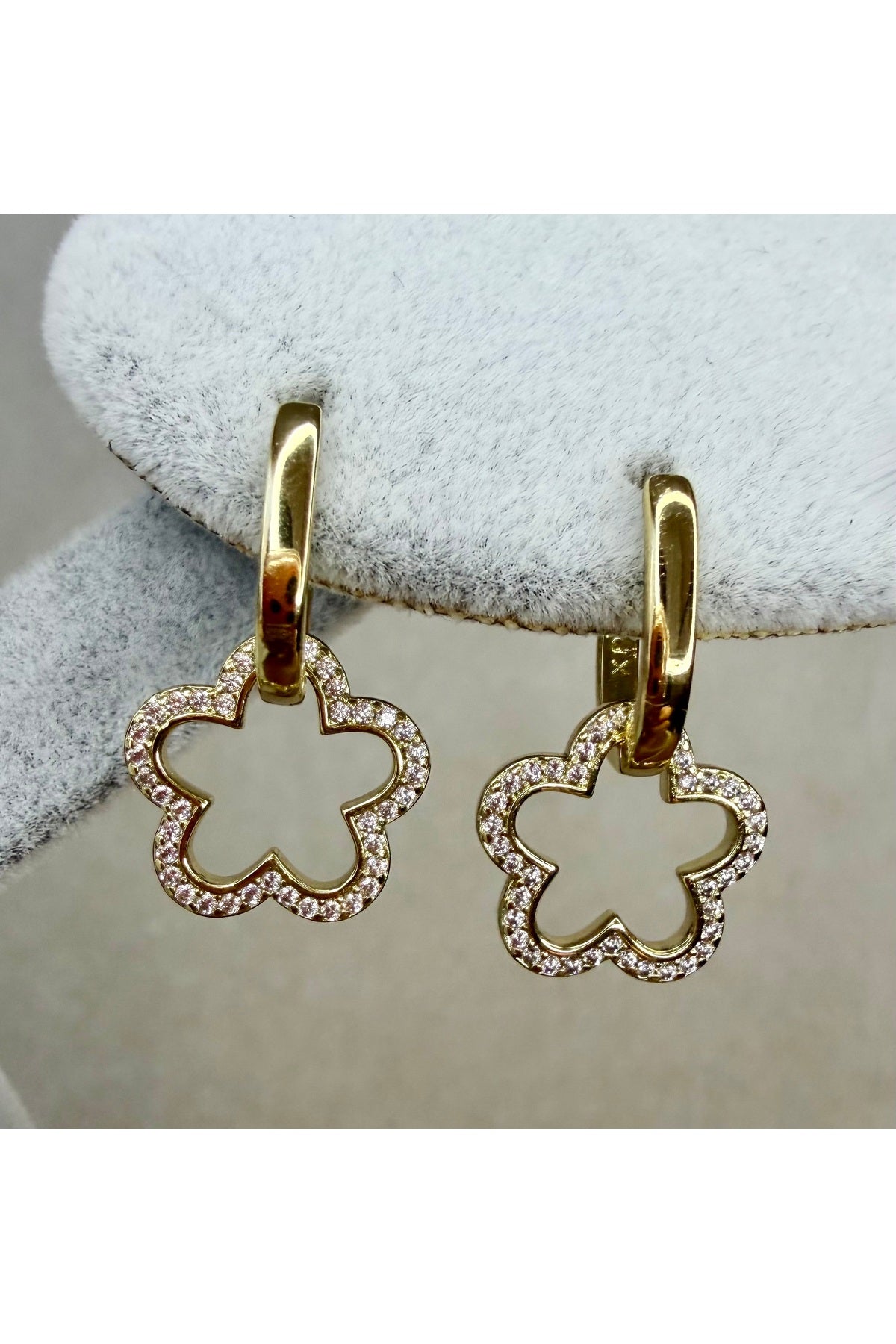 Xuping 14k Yonca Model Sallantılı Küpe